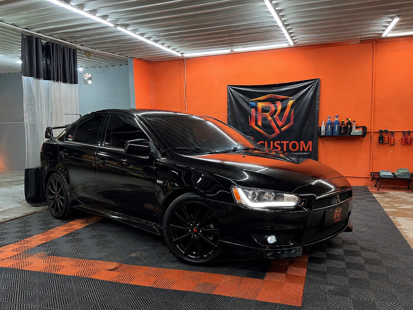 Lancer preto após lavagem detalhada no box da IRV Custom