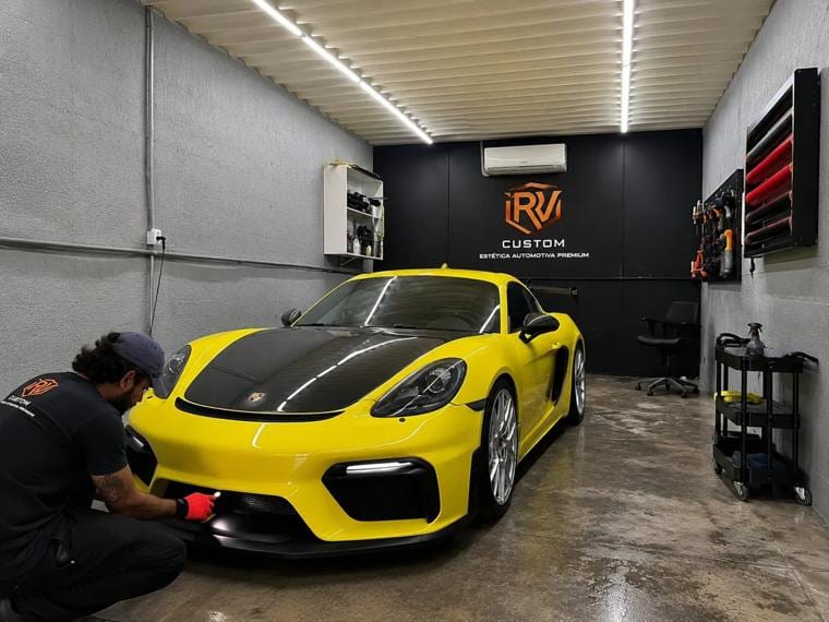Porsche amarelo em acabamento na cabine da IRV Custom